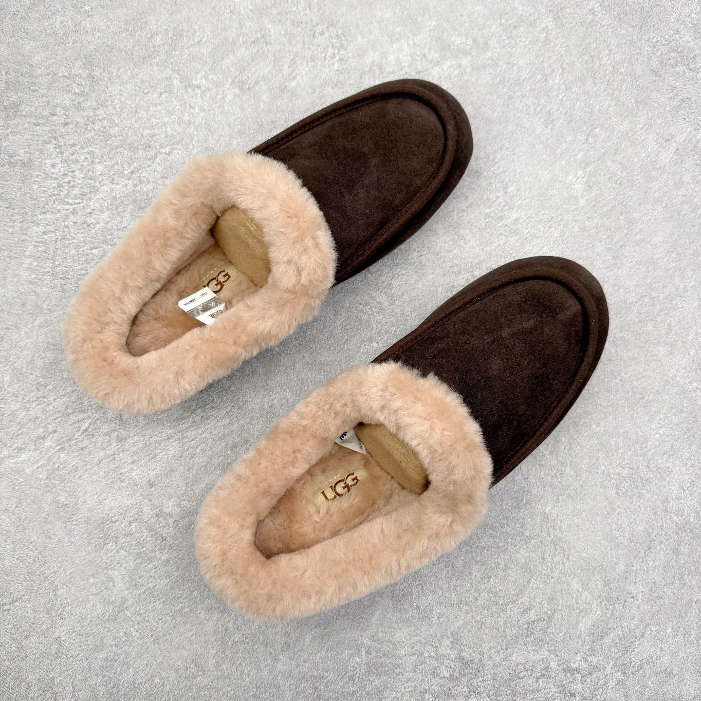 💰480 UGG 1391 Autumn and winter sheepskin and fur integrated snow boots. All shoes are made of ZP same factory. Longfeng A-grade Australian imported sheepskin and fur integrated brand OEM production line. Fully follow the ZP process. OEM original pattern maker. Adhering to the principle of no original shoes and no development selection. Pay attention to every detail. The most authentic TREADLITE "light wing" technology outsole on the market. Lightweight/durable/flexible/pile type [solemn after-sales commitment] If there are major quality problems such as degumming/broken bottom within one month, we will directly replace it with a new one for you! Size: 35 36 37 38 39 40